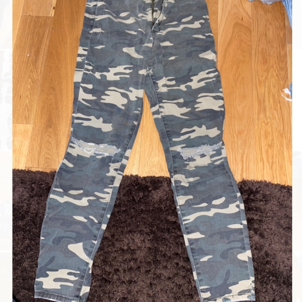 Camo jeans with knee rips